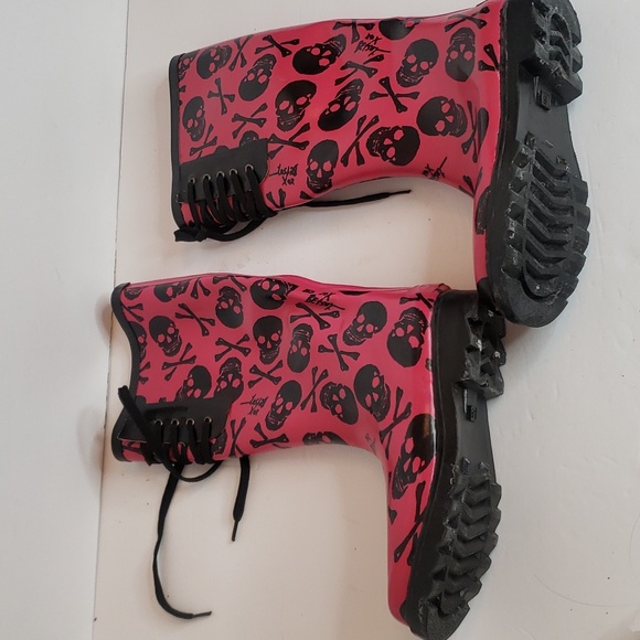 Betsey Johnson Pink & Black Skull Rubber Rain Boots Size 6 - Picture 3 of 12